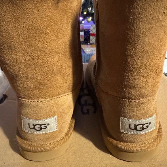 UGG Kids Bailey Button II Boot Size 3 New in Box - Picture 4 of 7